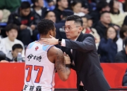 英雄联盟总决赛2025-骑士鏖战新疆队，王哲林扛起全队