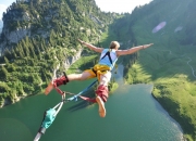 英雄联盟总决赛直播-唯一之夜，F1揭幕战与佩德里的生涯巅峰