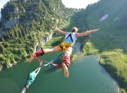 英雄联盟总决赛直播-唯一之夜，F1揭幕战与佩德里的生涯巅峰