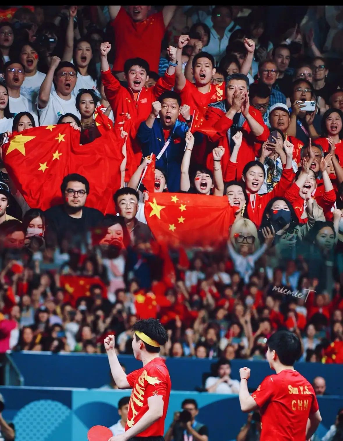 夺冠梦想实现！球队在比赛中登顶