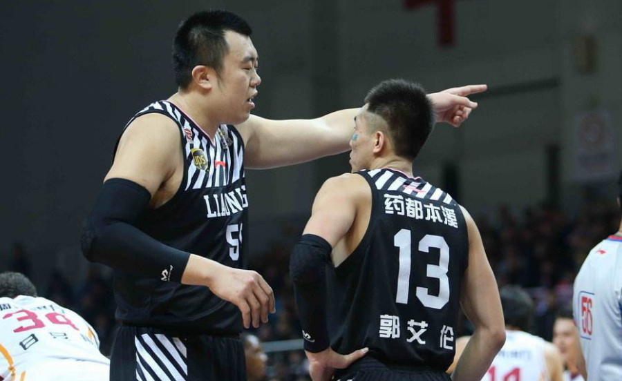 湖北男篮夺得胜利,大比分领先对手赢得掌声 湖北男篮夺得胜利,大比分领先对手赢得掌声