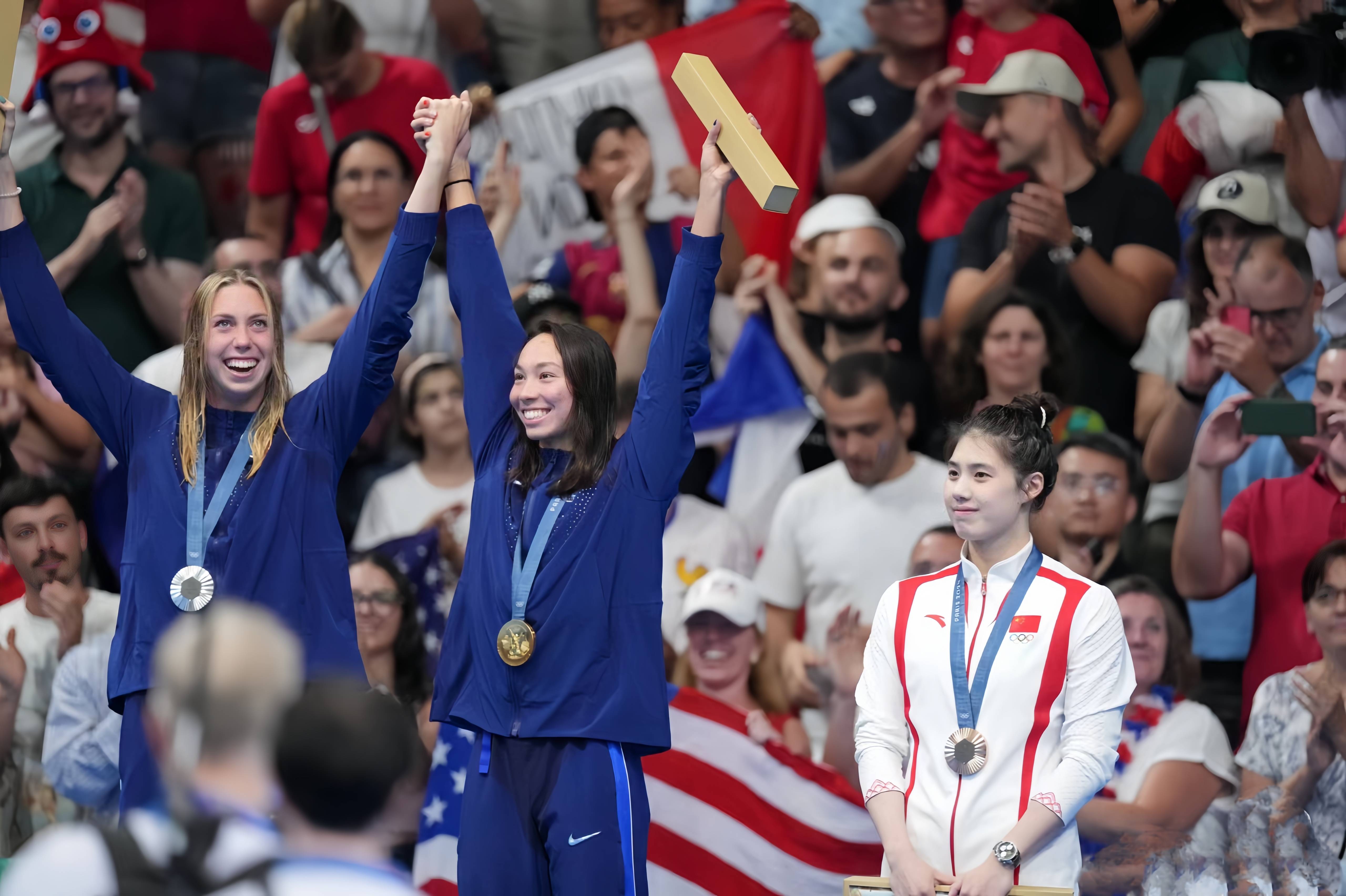 美国选手凭借出色表现获得游泳冠军！