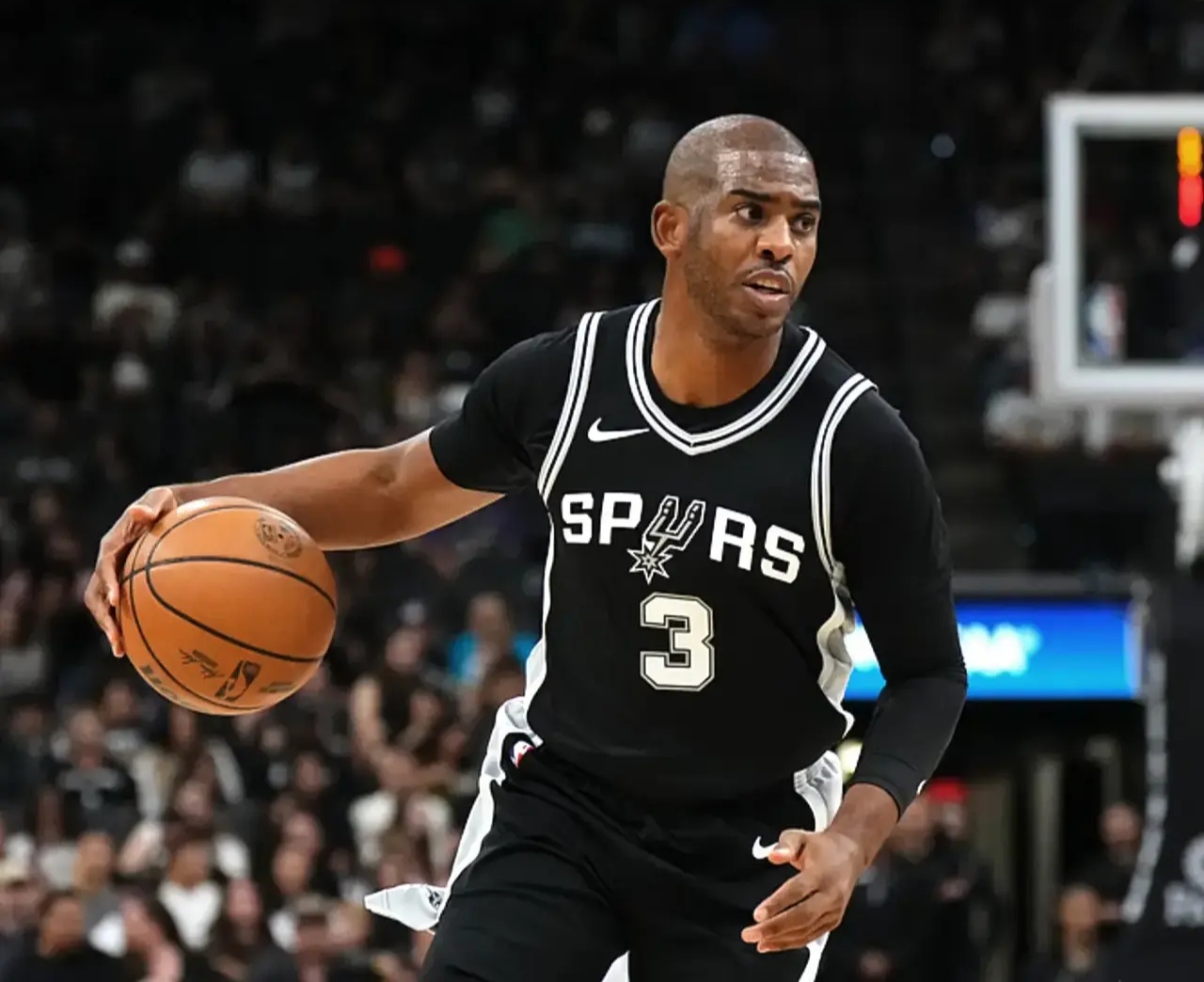 关于马刺队中锋空缺，应对危机人人担当的信息