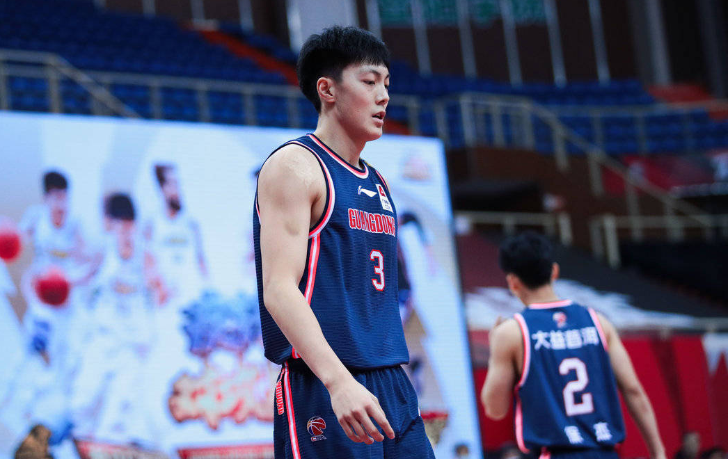 连胜势头难挡！橄榄球豪取十连胜的简单介绍