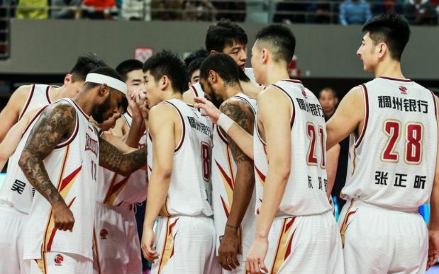 骑士鏖战新疆队，王哲林扛起全队