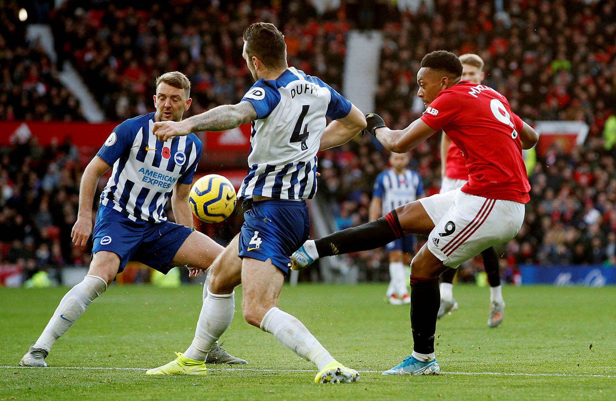 狼队在英超职业足球比赛中战胜对手 狼队在英超职业足球比赛中战胜对手