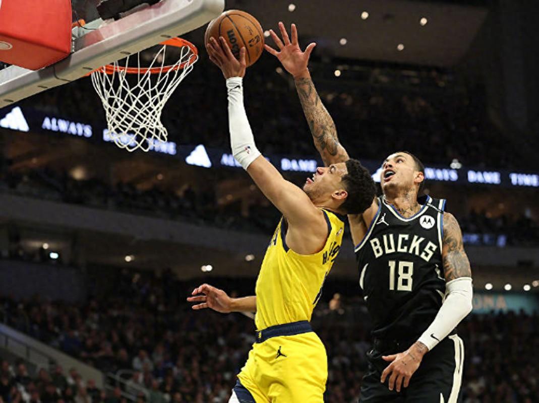 雄鹿遭遇惨败,连续三场失利 雄鹿遭遇惨败,连续三场失利