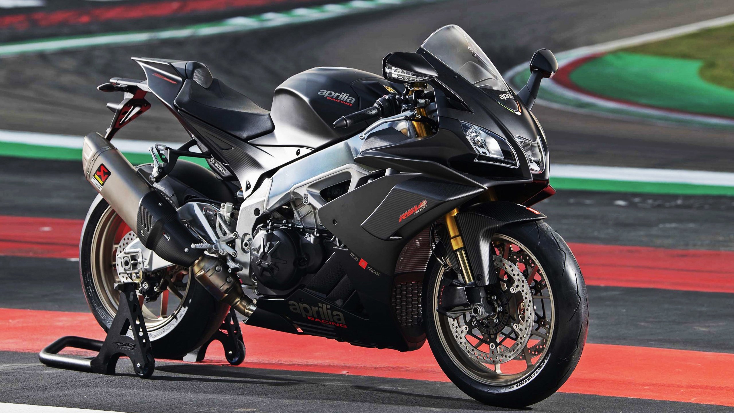 当库里的三分如凯恩般致命,竞技体育同一种剧本,为何总让我们心潮难平?