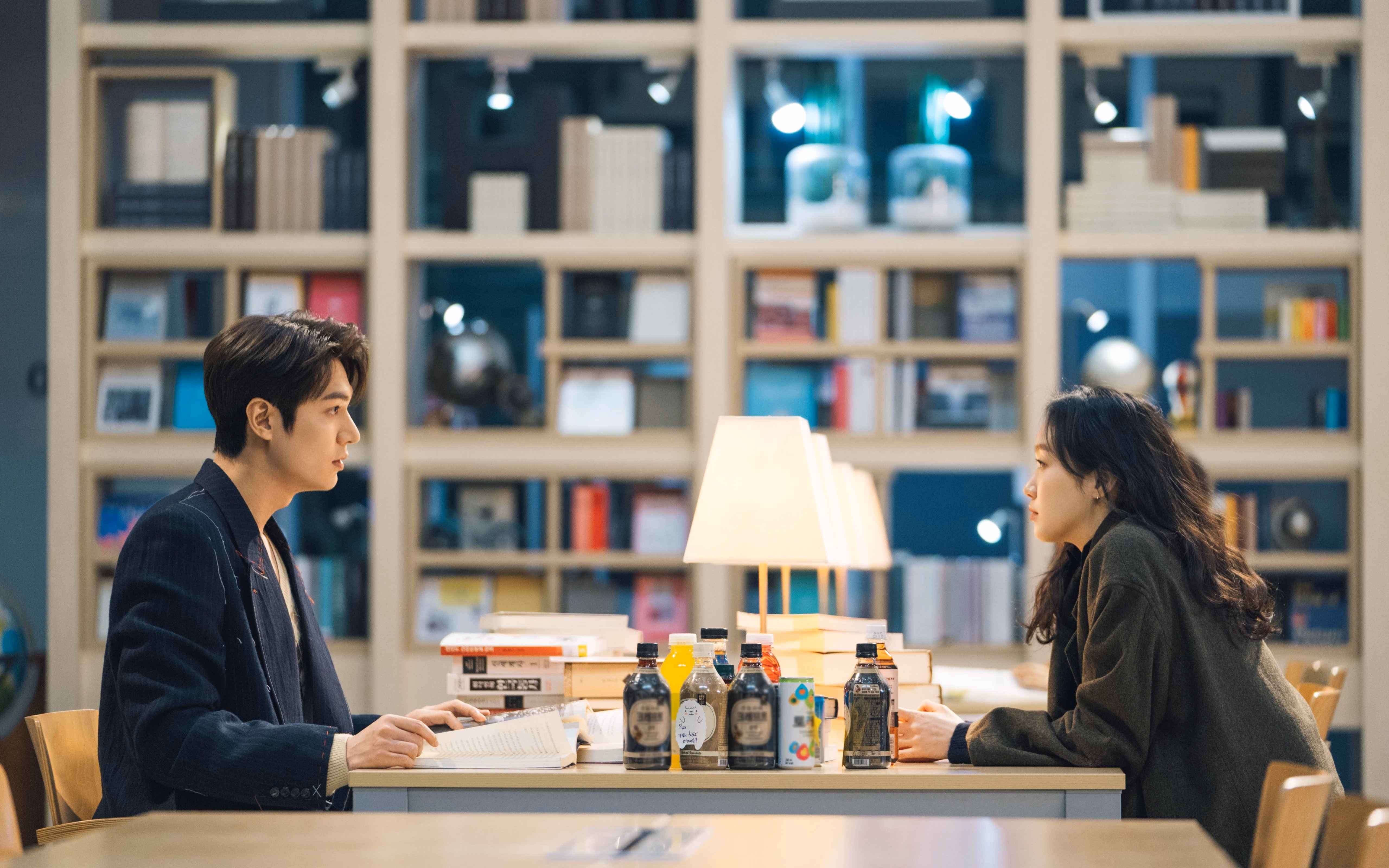 东方与西方的足球舞台，决定力在生死战与争冠战中的双重奏